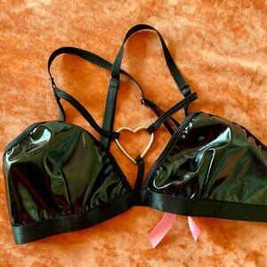 *NWOT* Sugar Thrillz Midnight Love Bite Vinyl Cage Bra with Heart Ring Sz S